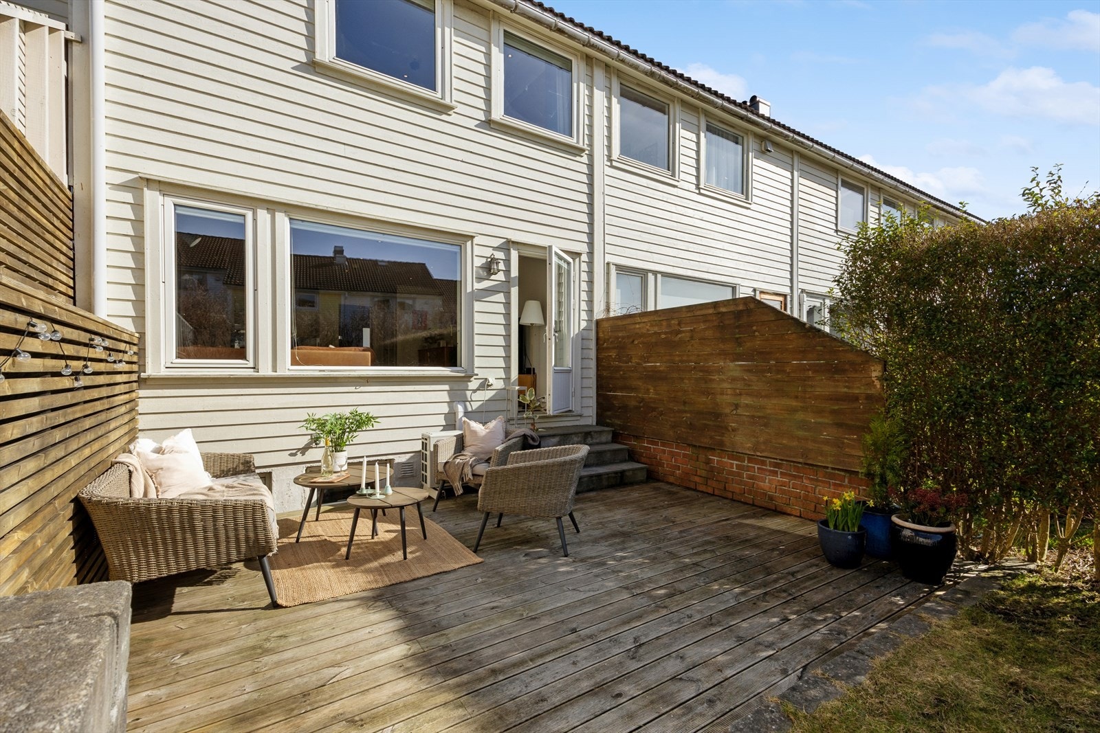 Solrik, sørvestvendt og skjermet hage/terrasse med god plass til både familie og venner. Galleribilde