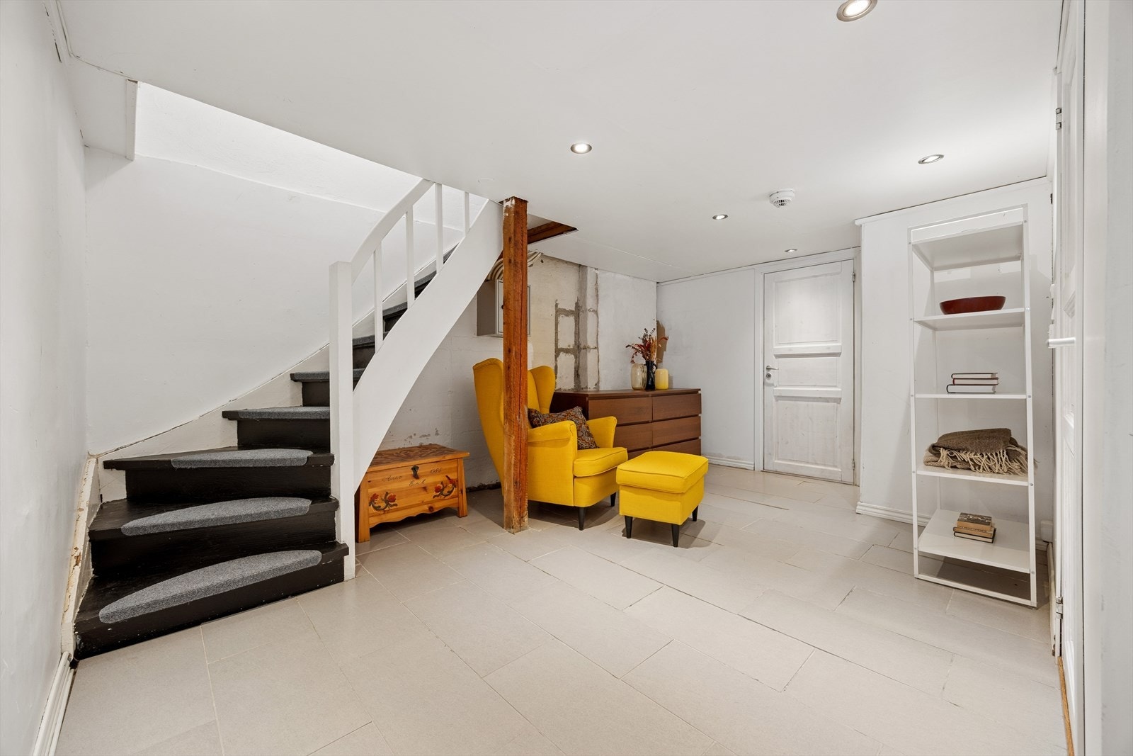 Kjelleren er innredet med et eldre bad, vaskerom med opplegg for vaskemaskin og tørketrommel, gang og et innredet kjellerrom (ikke godkjent for varig opphold). Galleribilde