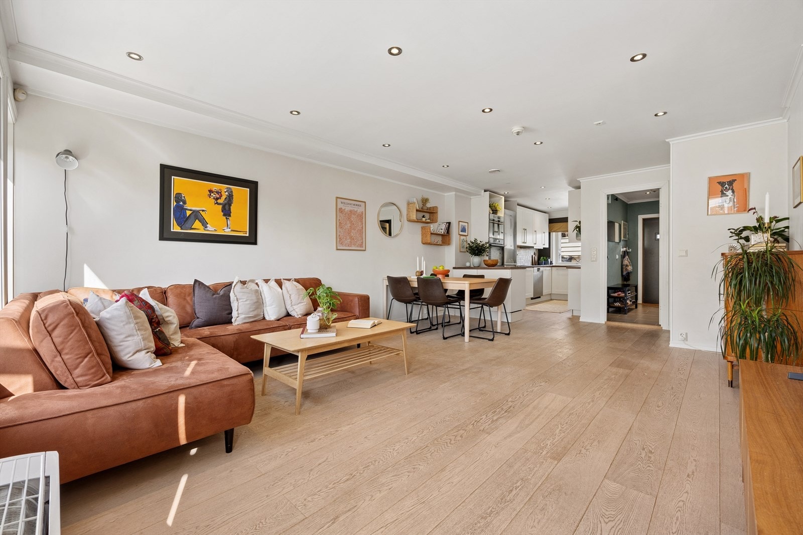 Videre inn til boligens hovedsone finner du den åpne kjøkken- og stueløsningen med stilige enstavsgulv og store vindusflater som gir en luftig romfølelse. Galleribilde