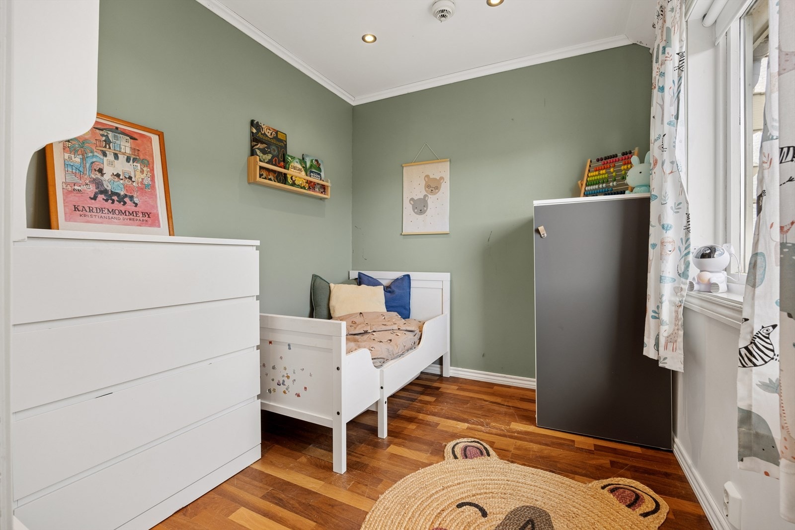 Det andre soverommet i etasjen passer godt som barnerom eller kontor. Galleribilde