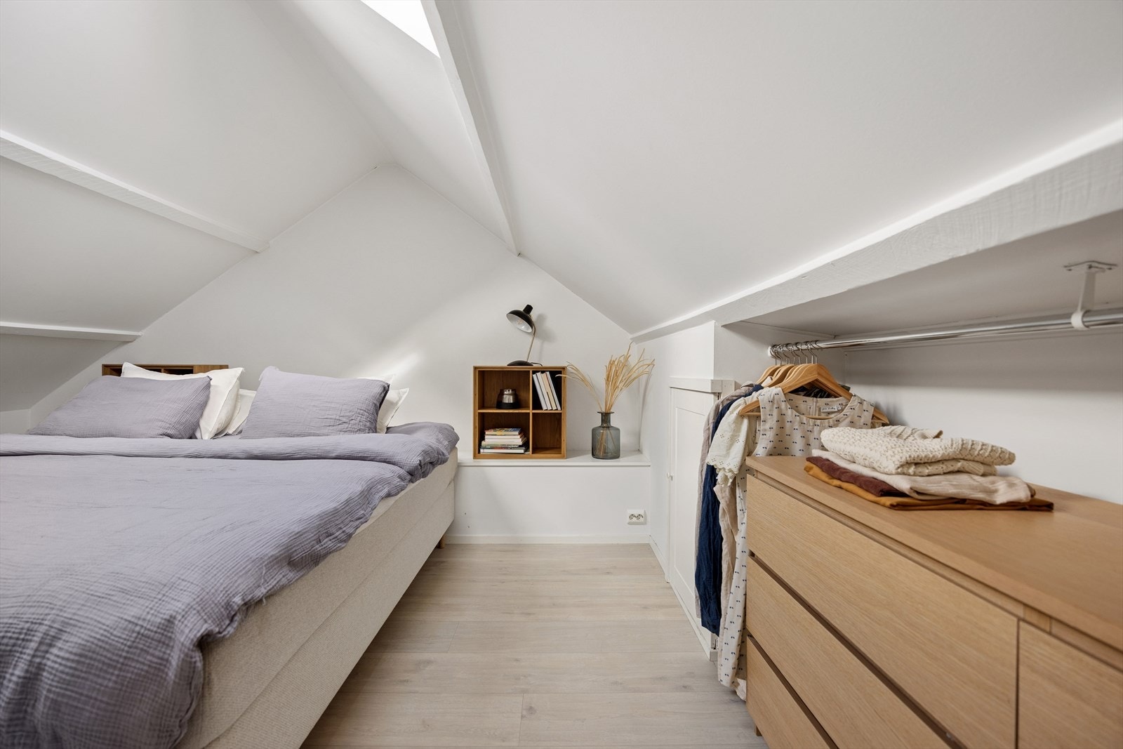 Plassbygde løsninger på loftet gir god utnyttelse av arealet til oppbevaring. Galleribilde