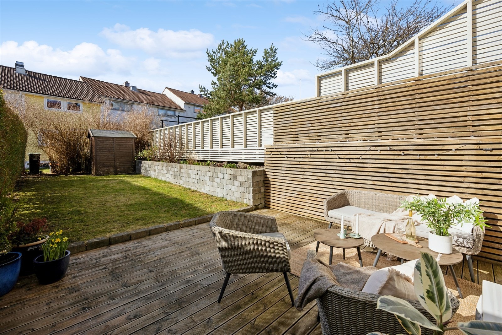 Uteområdet er usjenert og pent opparbeidet med terrasse og plen. Galleribilde