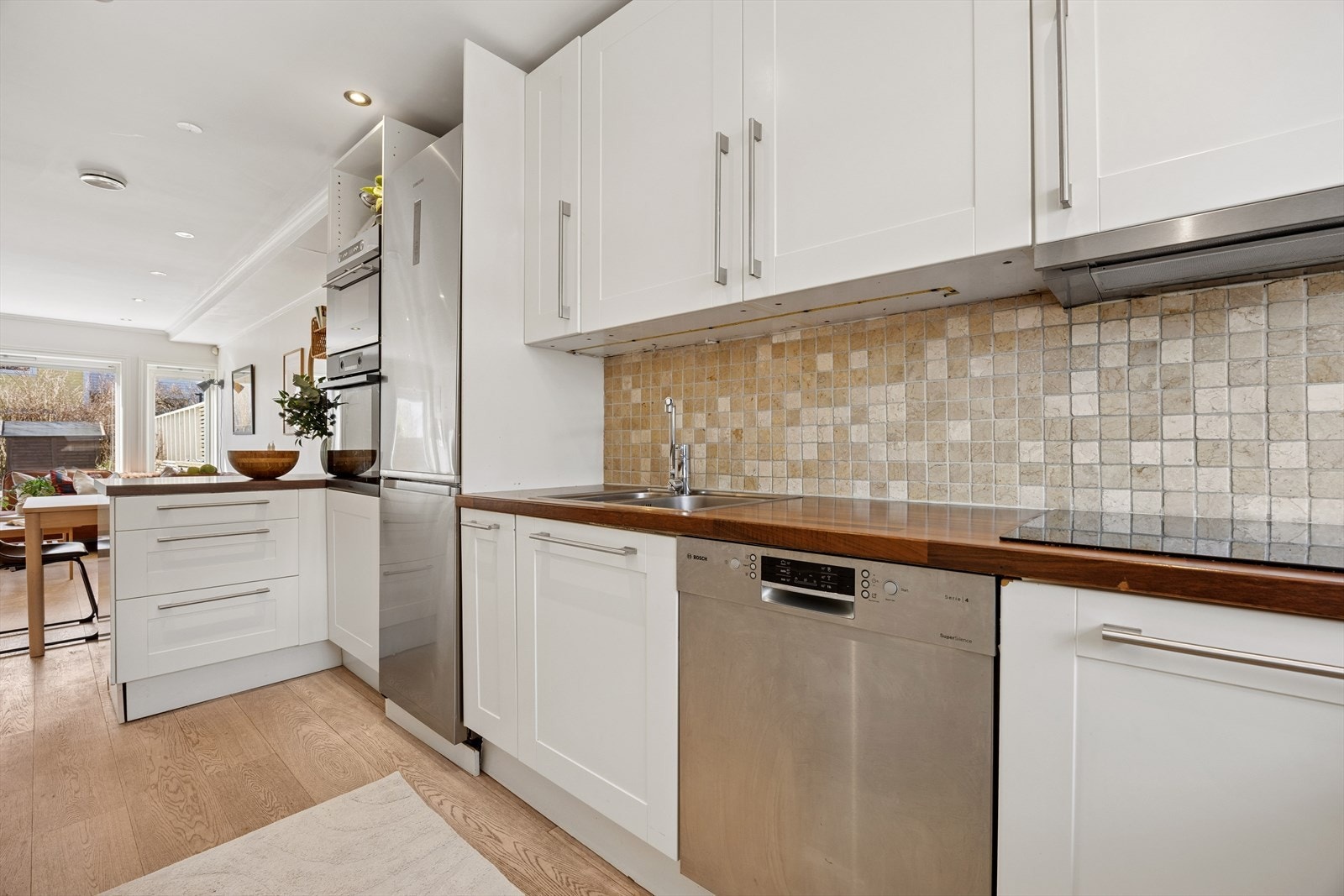 En praktisk og stilfull barløsning mot spiseområdet skaper en sosial romfølelse og gir ekstra arbeidsplass. Galleribilde