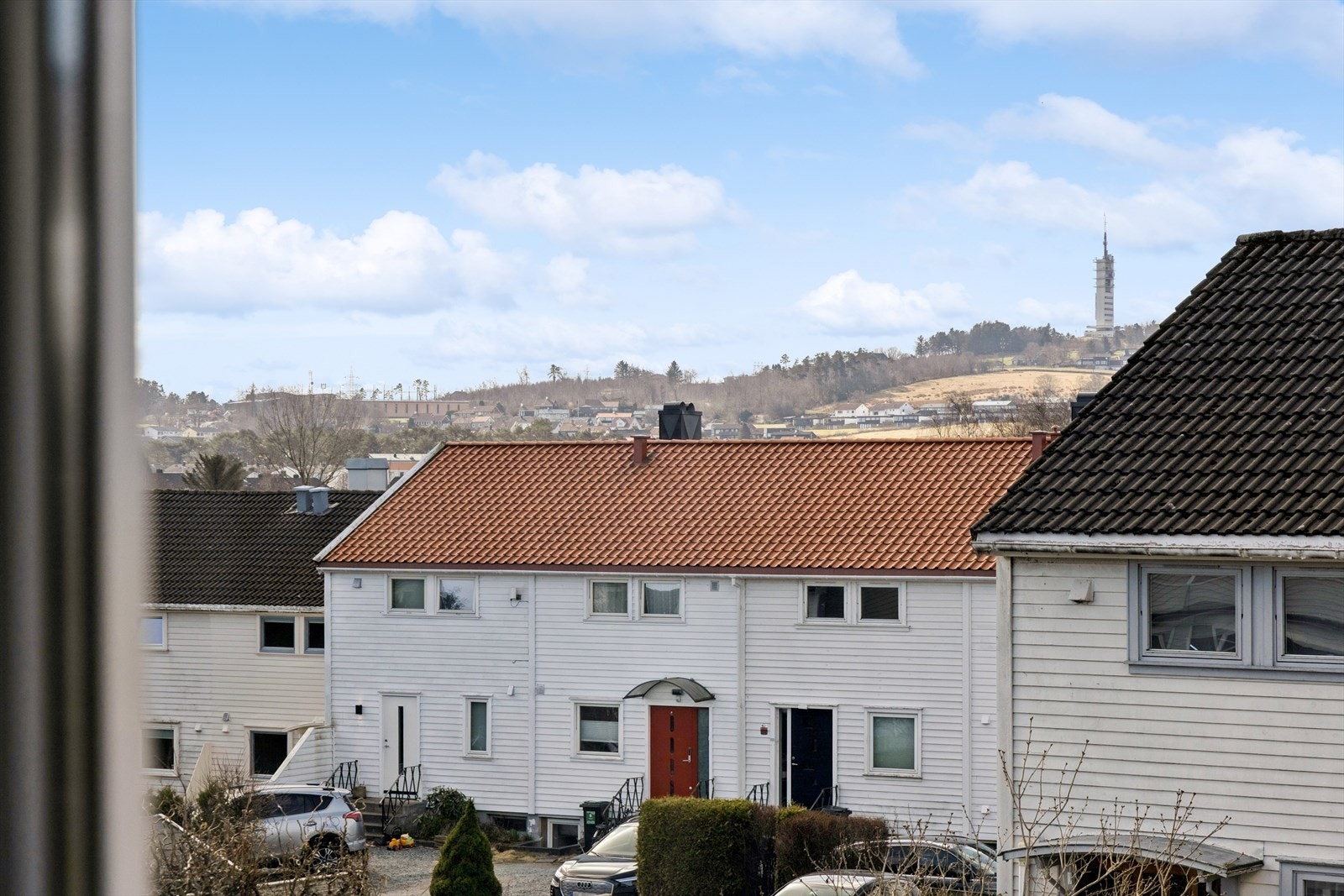 Fra boligen er det utsikt mot det velkjente Ullandhaugtårnet. Galleribilde