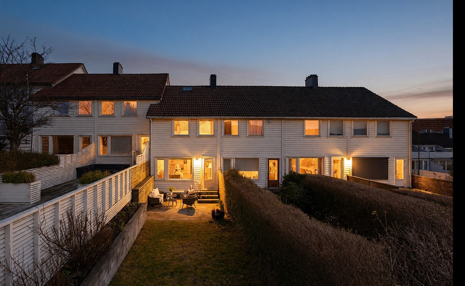 Kjekt rekkehus i et attraktivt område på Våland. Her har du muligheten til å sikre deg en barnevennlig beliggenhet nær skole, barnehage, fritidsaktiviteter og det meste som gjør hverdagen enkel. Illustrasjons bilde. Galleribilde