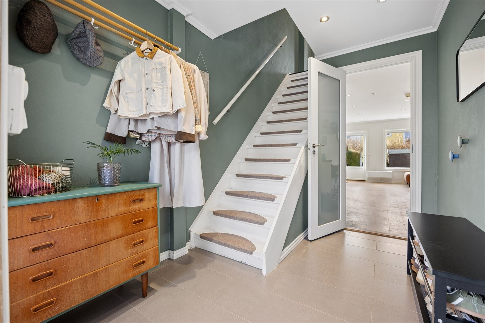 Fra det lyse inngangspartiet kommer du inn i en romslig gang med gode muligheter for oppheng av yttertøy og garderobeplass. Galleribilde