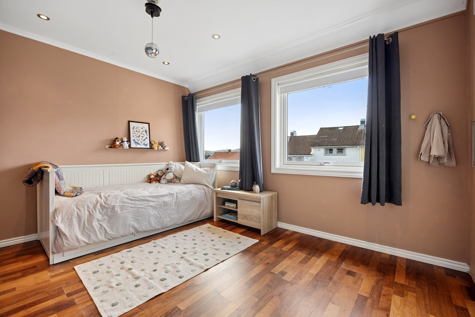 I andre etasje finner du to soverom, hvor hovedsoverommet er av god størrelse med plass til dobbeltseng og innebygd garderobe. Galleribilde