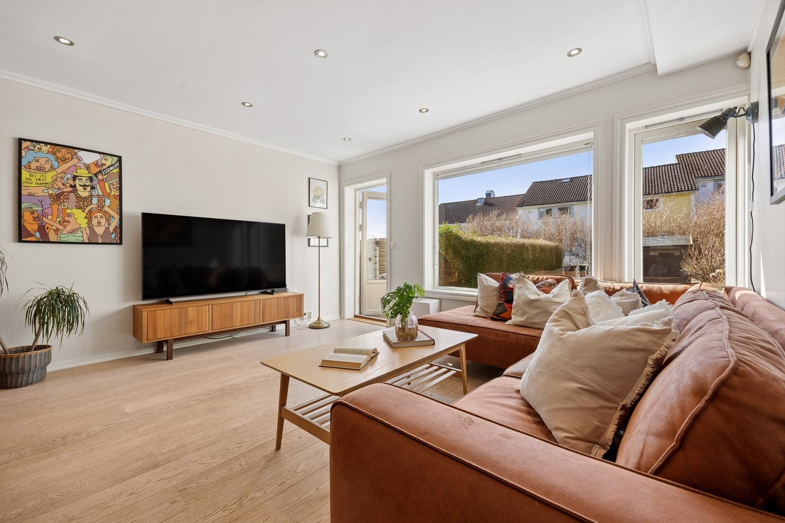 Stuen har parkett på gulvet og store vindusflater fra 2010 som gir godt med lys og utsikt mot hagen. Galleribilde