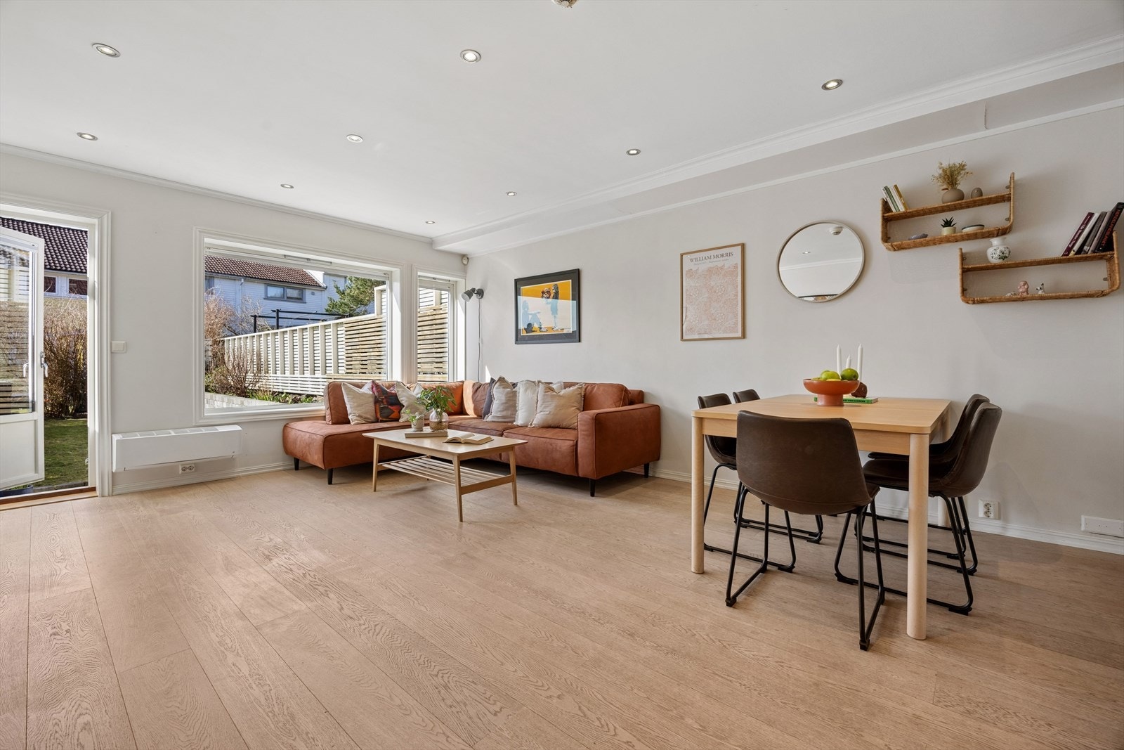 Boligen strekker seg over fire etasjer og inkluderer en stor, åpen stue med generøse vindusflater og direkte utgang til en solrik, sørvestvendt og skjermet hage/terrasse med god plass til både familie og venner. Galleribilde