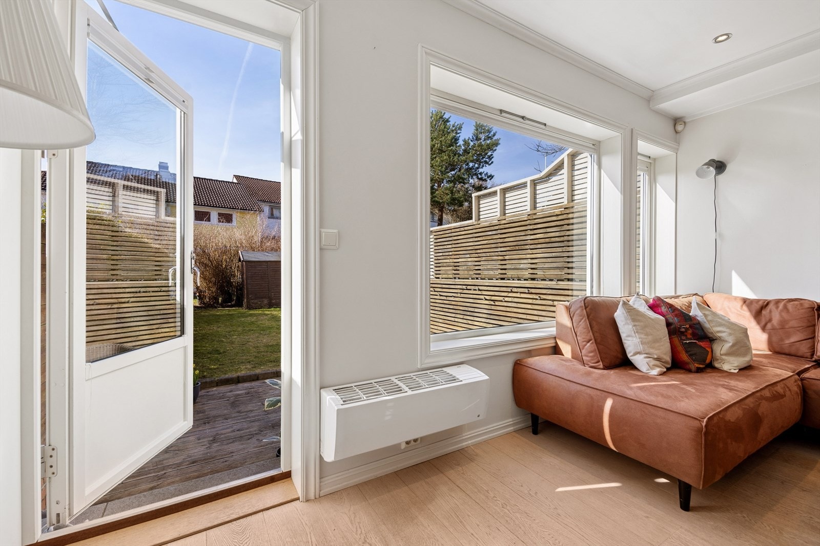 Stuen er utstyrt med spotter i taket og varmepumpe fra 2022 som sørger for jevn og behagelig temperatur gjennom året. Galleribilde