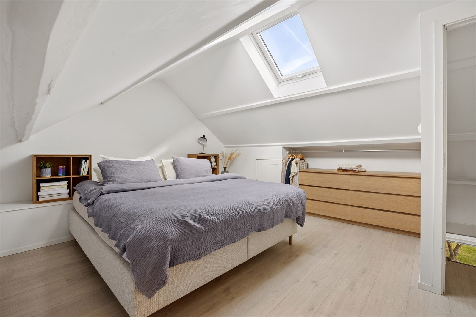 Trappen opp til loftet leder til et innredet loftsrom/soverom (ikke godkjent for varig opphold). Loftsrommet ble oppusset i 2016 og har et gulvareal på 19 kvm. Galleribilde