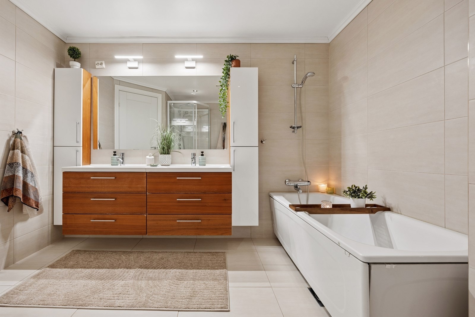 Badet i andre etasje er oppgradert i 2016 og har flislagt gulv, dobbel vask med LED-lys og oppbevaringsplass. Galleribilde