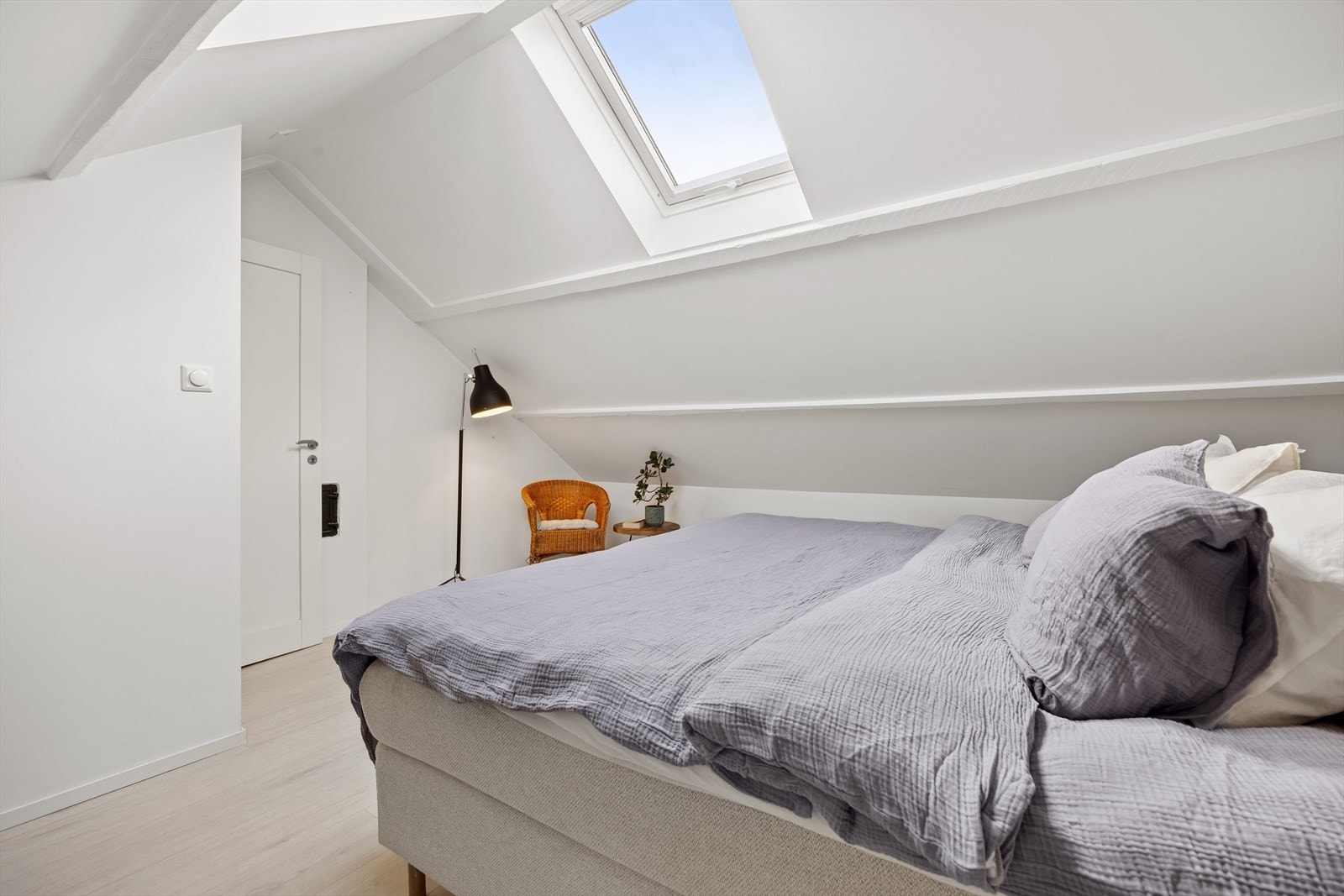 Loftsrommet har laminat på gulvet og malte flater. Galleribilde