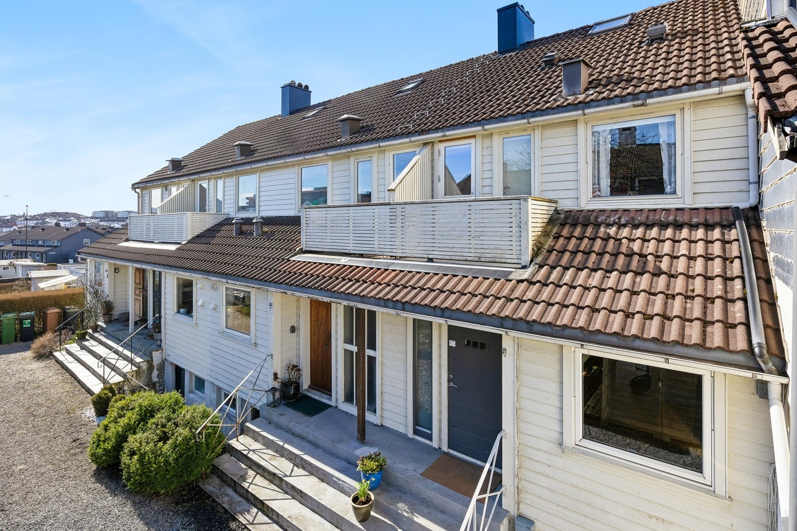 Boligen har en attraktiv og sentral beliggenhet på populære Våland - et etablert, rolig og barnevennlig område med nærhet til det meste du trenger i hverdagen. Galleribilde