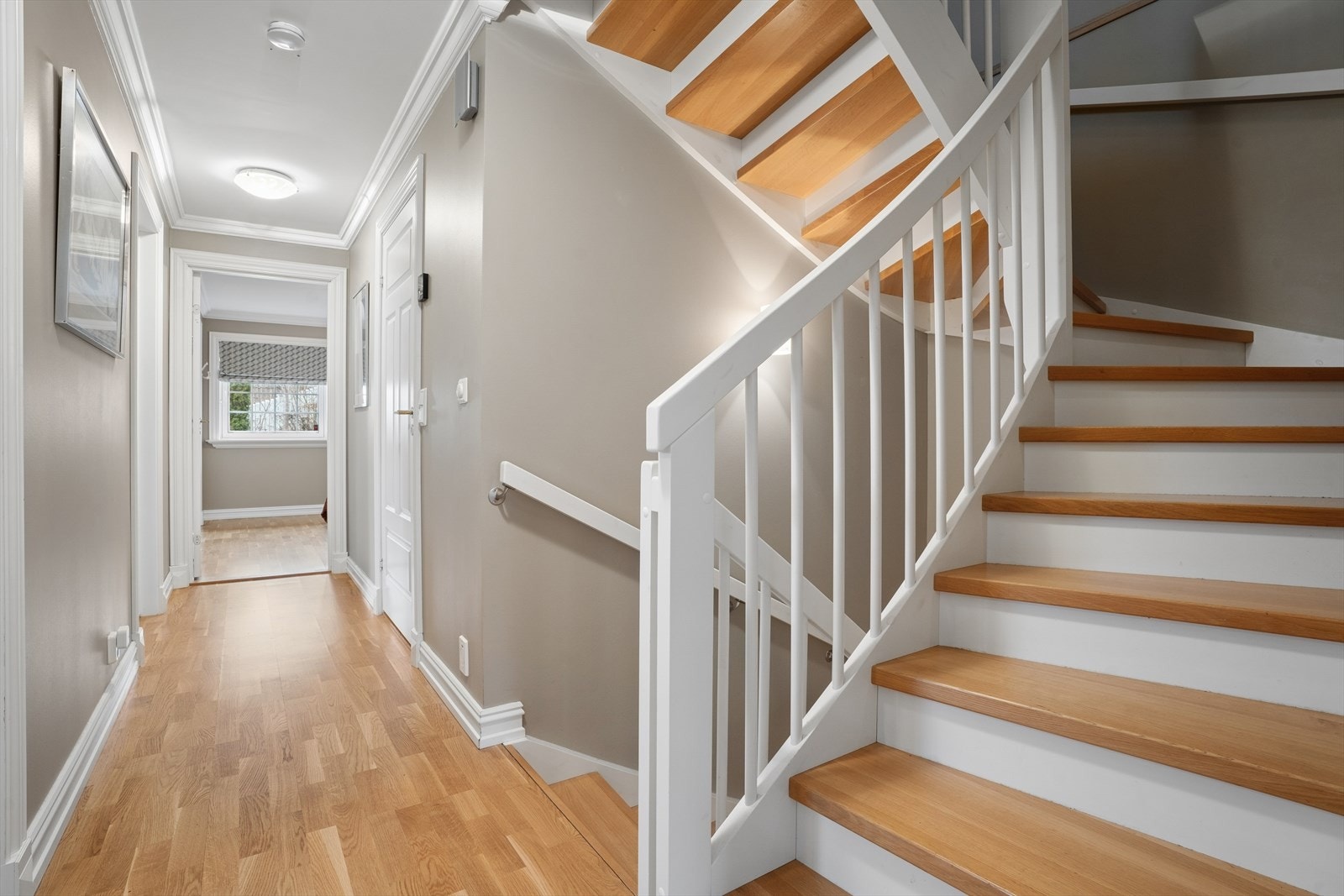 Innvendige tretrapper med malte vanger. Galleribilde