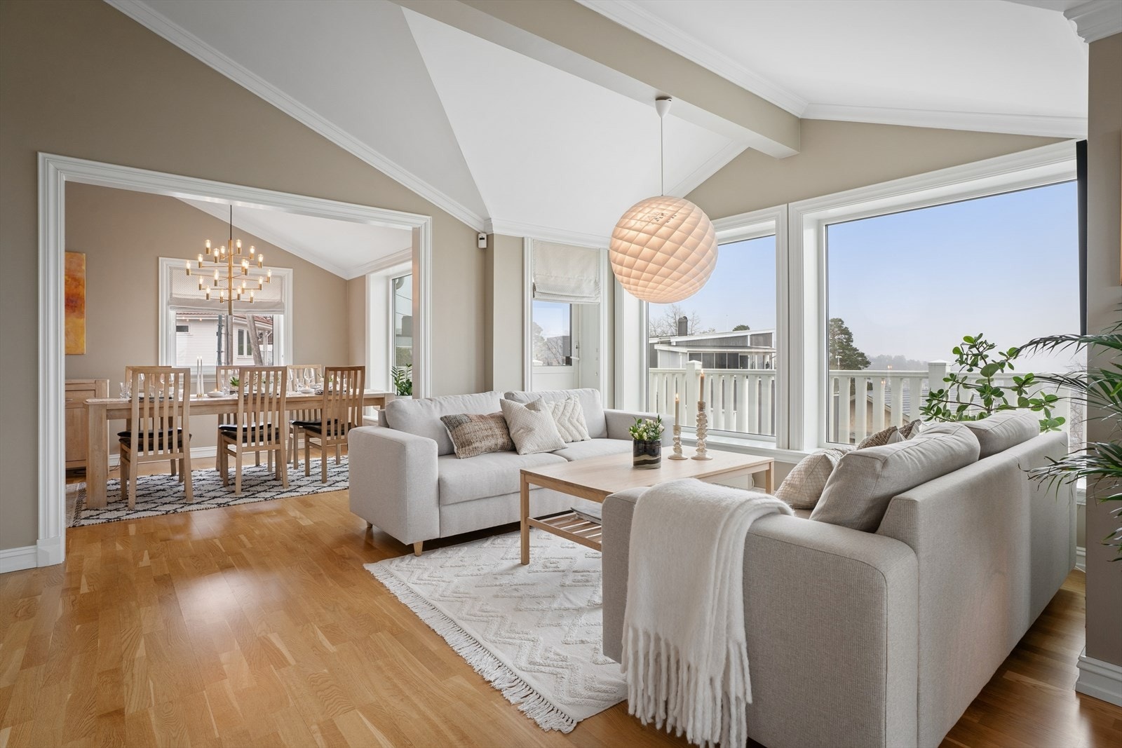 Spisestuen ligger i egen sone innenfor stuen og i praktisk tilknytning til kjøkkenet, med god plass til en stor spisestue. Galleribilde