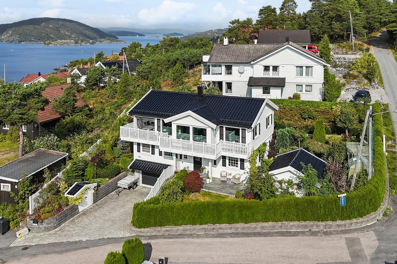 Sogstikollen 23B presenteres av Joachim Norum Larsen i DNB Eiendom - velkommen til visning av en familievennlig bolig med 3 soverom, 2 stuer og 2 bad. Galleribilde