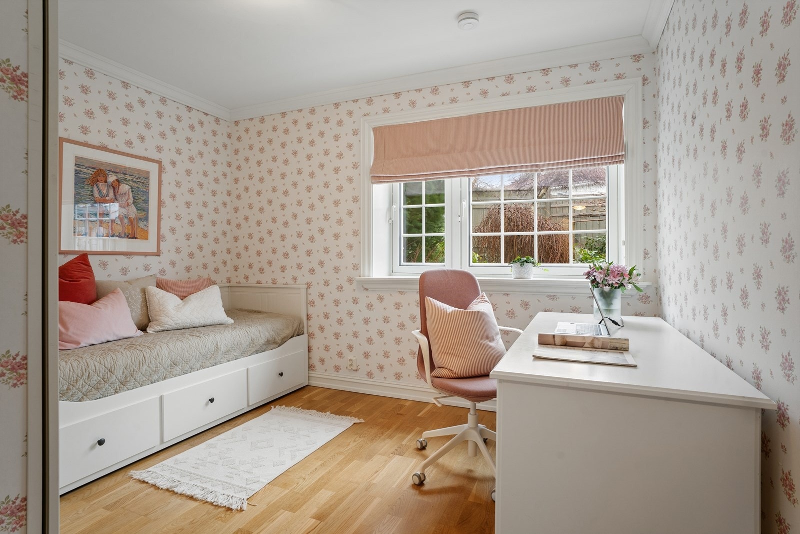 To av rommene har tapetsert vegger med klassiske mønstre som understreker boligens elegante uttrykk. Galleribilde