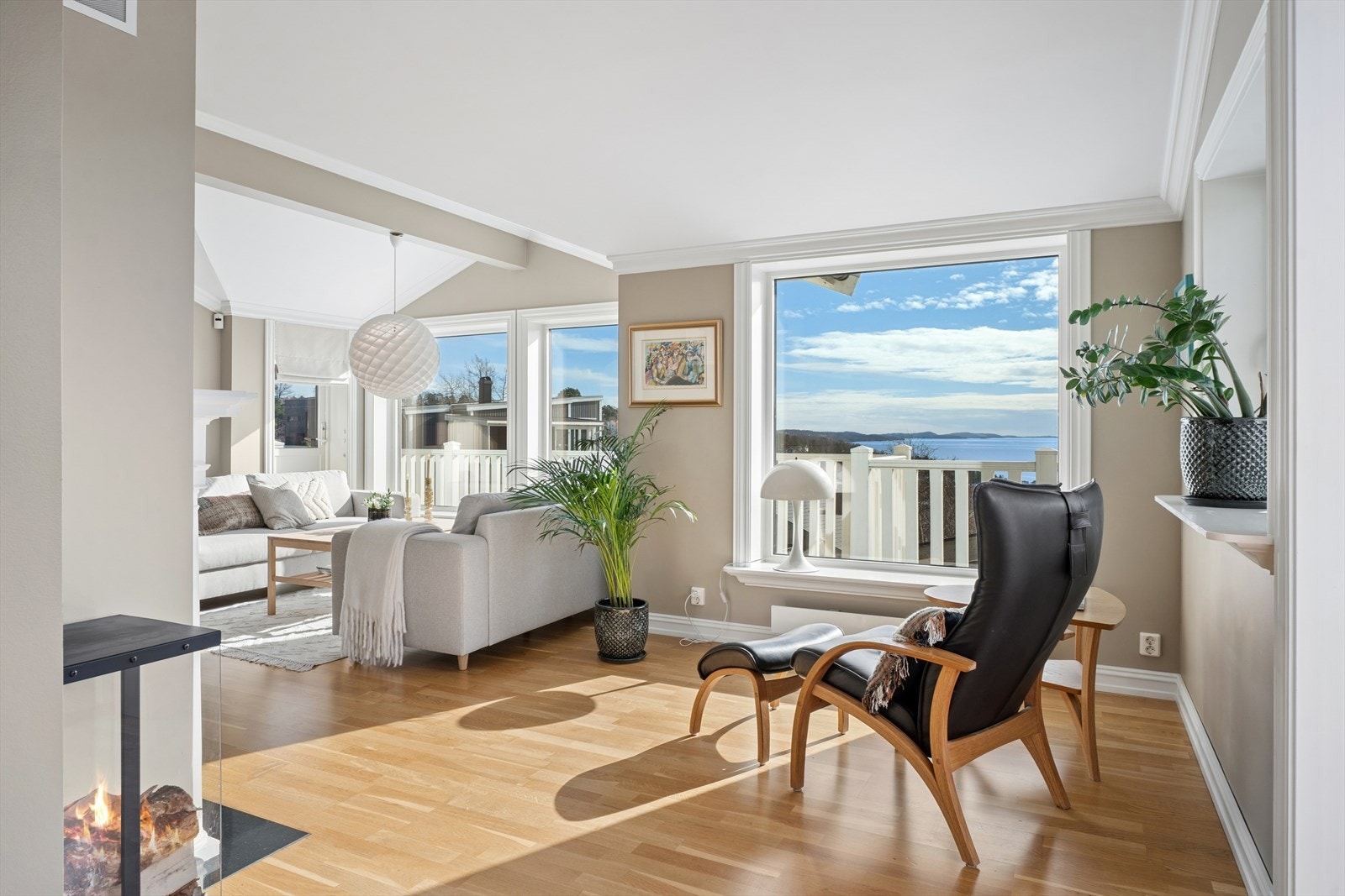 Stuen er lett å møblere og byr på naturlige soner som egner seg godt for flere sittegrupper. Galleribilde