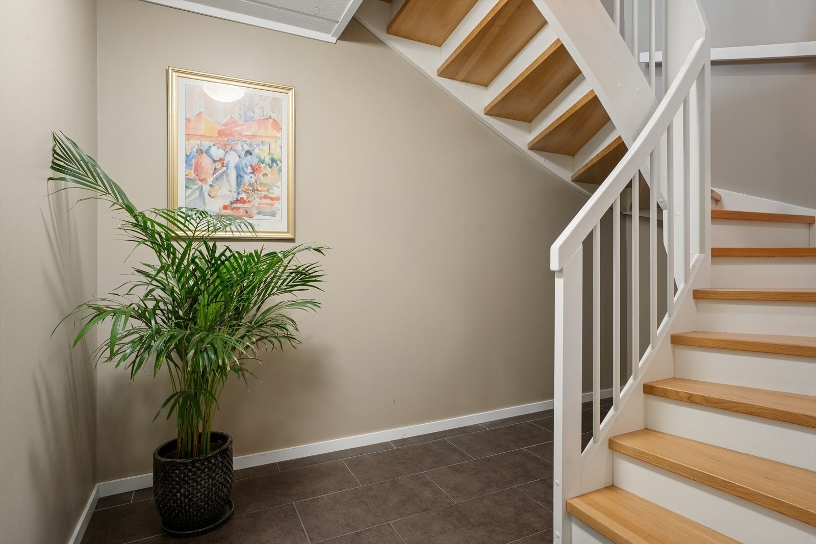 Gangen i underetasjen har praktiske fliser på gulvet og malte vegger. Galleribilde