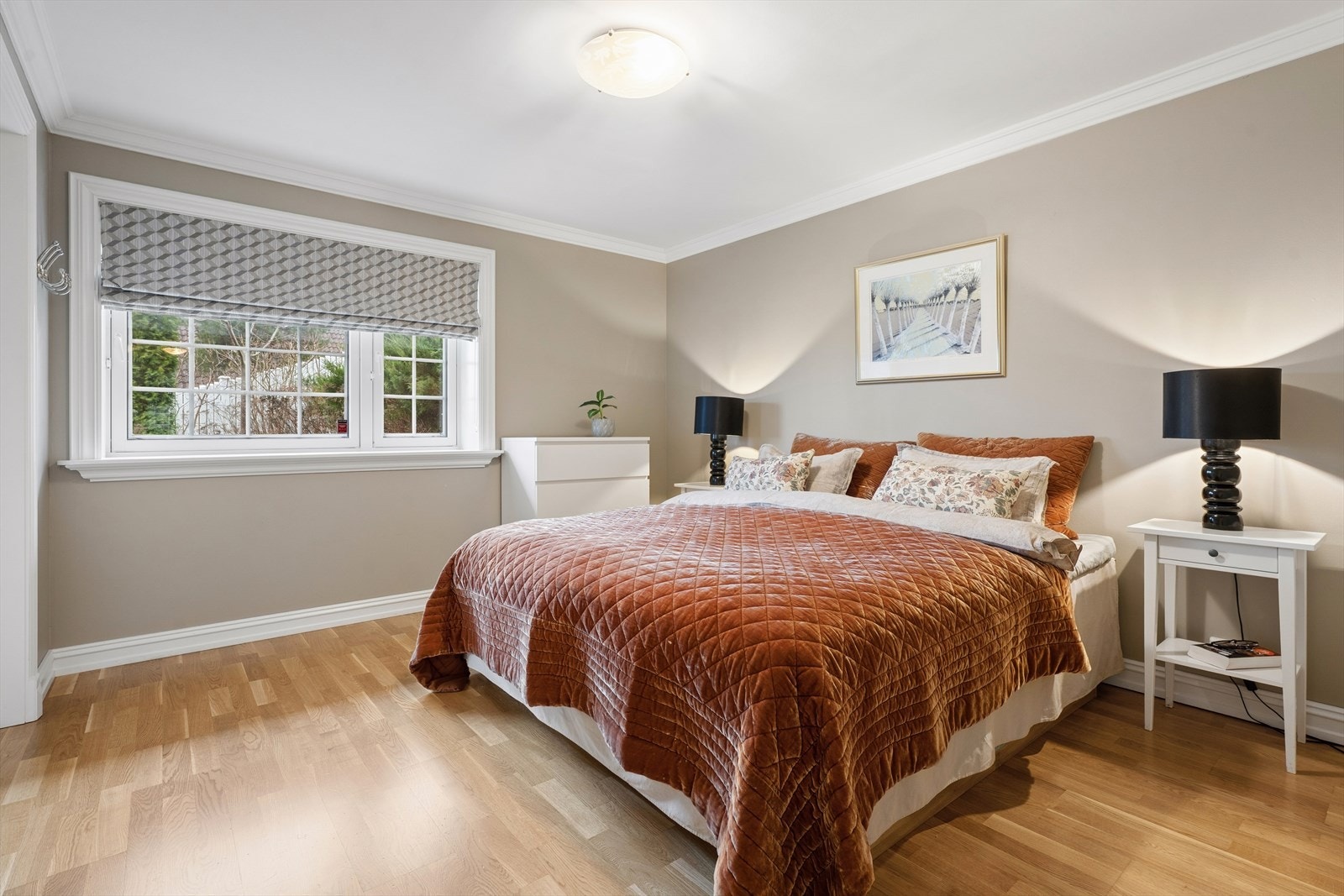 Hovedsoverommet er romslig og gir god plass til dobbeltseng, nattbord og øvrig møblement etter behov. Galleribilde