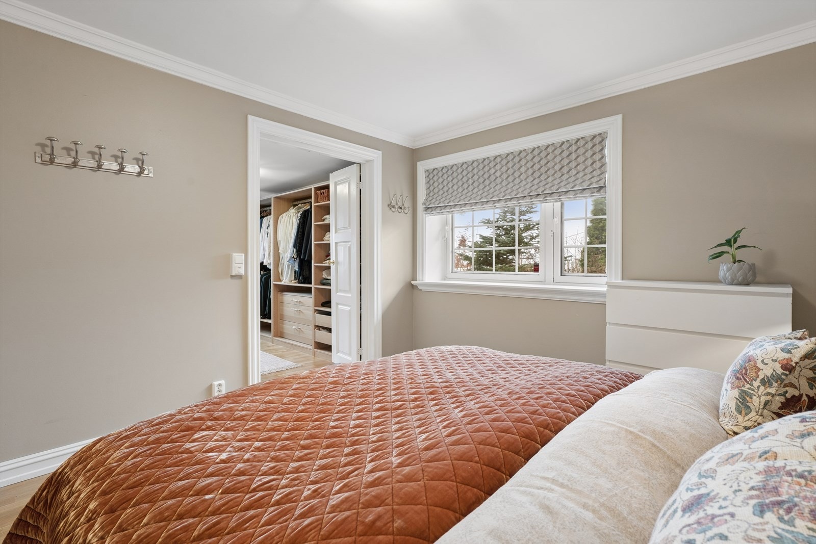 Hovedsoverommet har en praktisk løsning med eget garderoberom/walk-in closet. Galleribilde