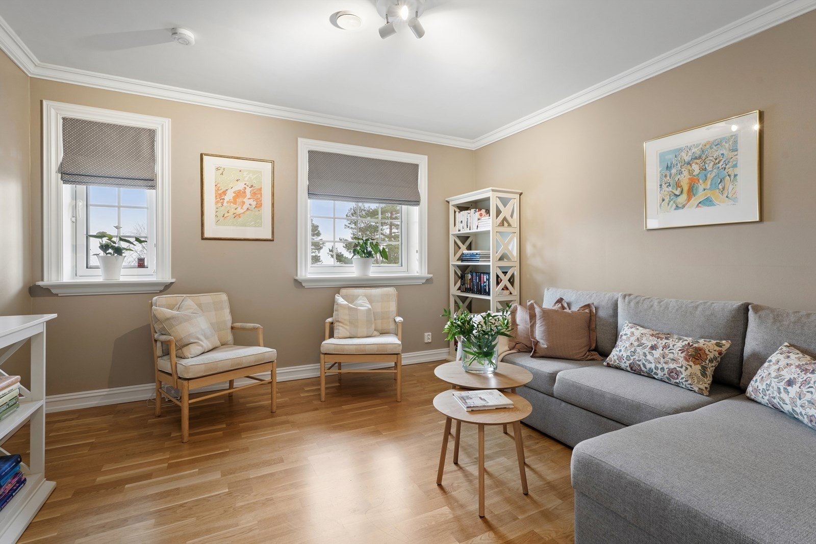 Ekstra stue i underetasjen- perfekt for barna eller ungdommen i huset. Galleribilde