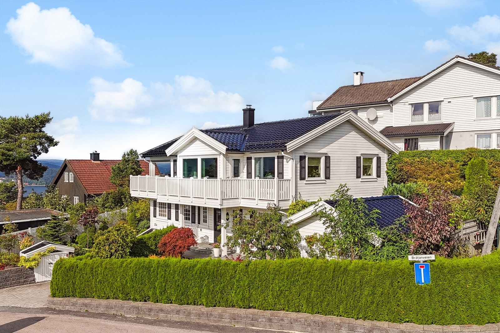 Parkering i dobbelgarasje med ladeboks for elbil og utvendige biloppstillingsplasser på egen gårdsplass. Ellers en pen og parkmessig opparbeidet selveiertomt på ca.676,4 m². Galleribilde