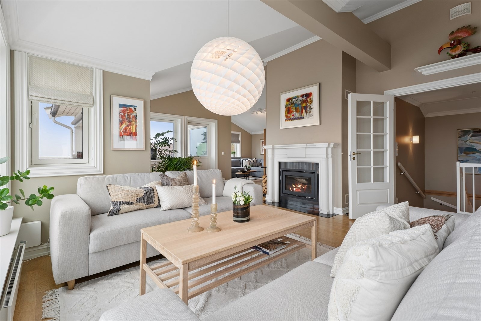 Boligen har elektrisk oppvarming, balansert ventilasjon og stemningsfull peis i stuen. Galleribilde