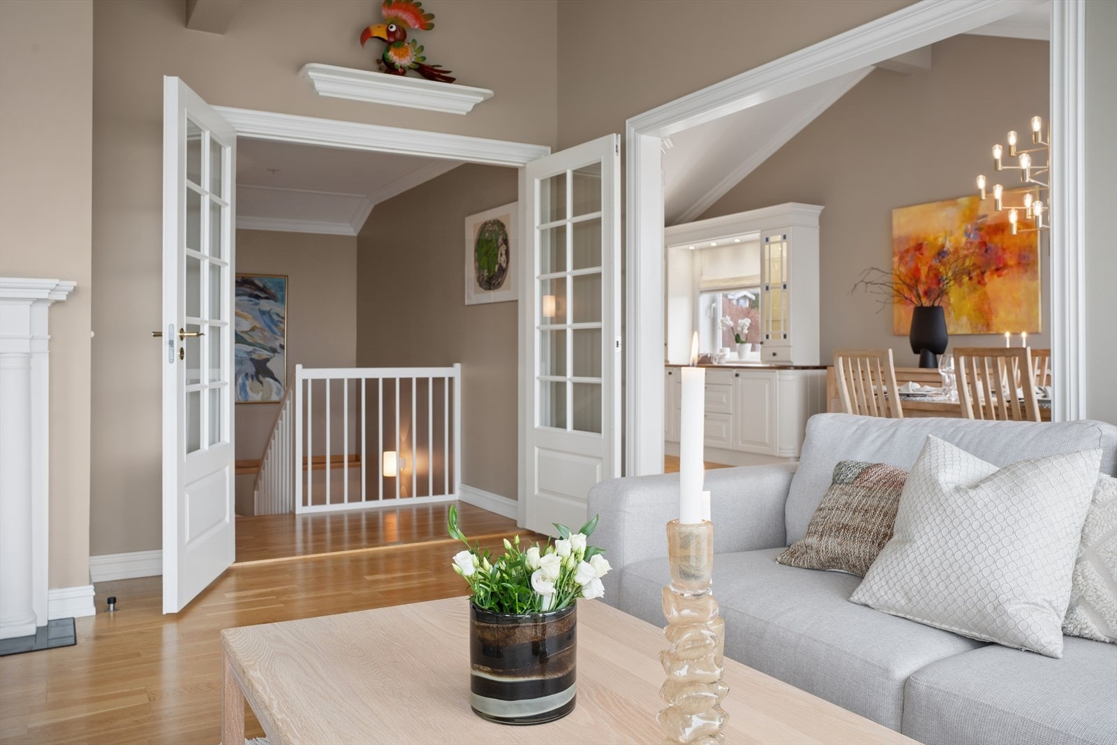 Stuen er elegant adskilt med en klassisk dobbeldør med sprosser - en stilfull detalj som binder rommene vakkert sammen. Galleribilde