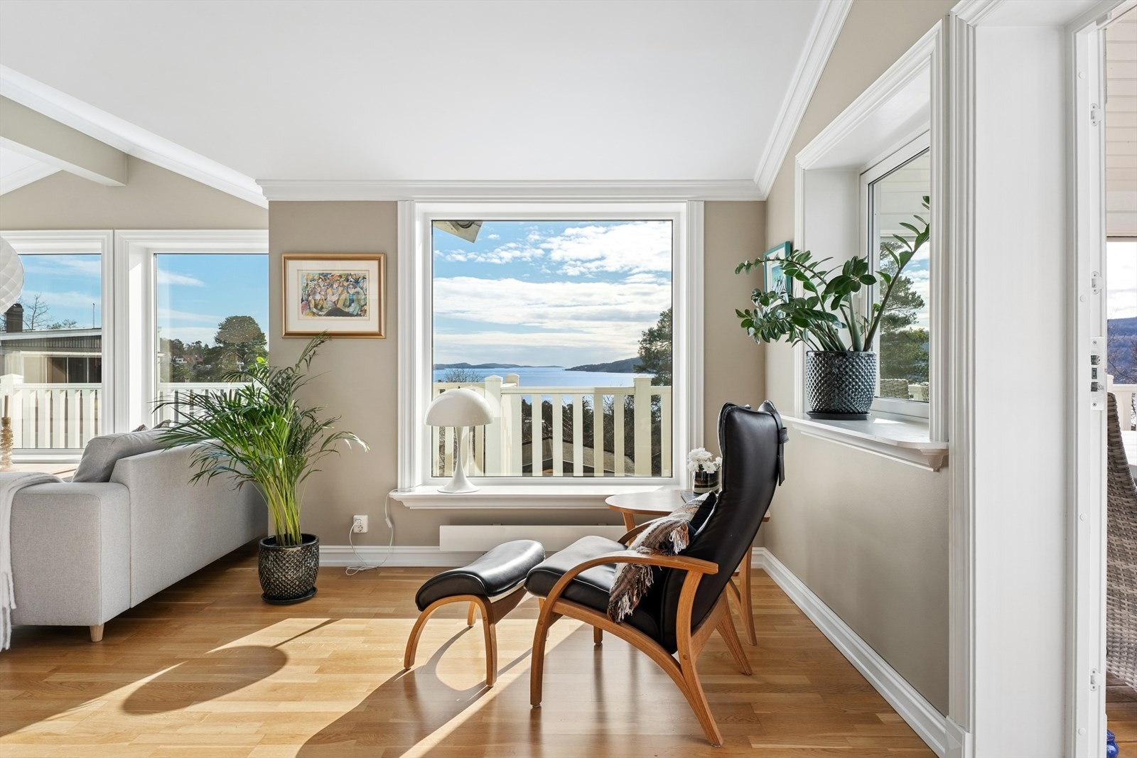 Den lyse, beige fargen som starter i entreen går igjen her, og står i vakker kontrast til hvit himling og hvite profilerte lister. Galleribilde