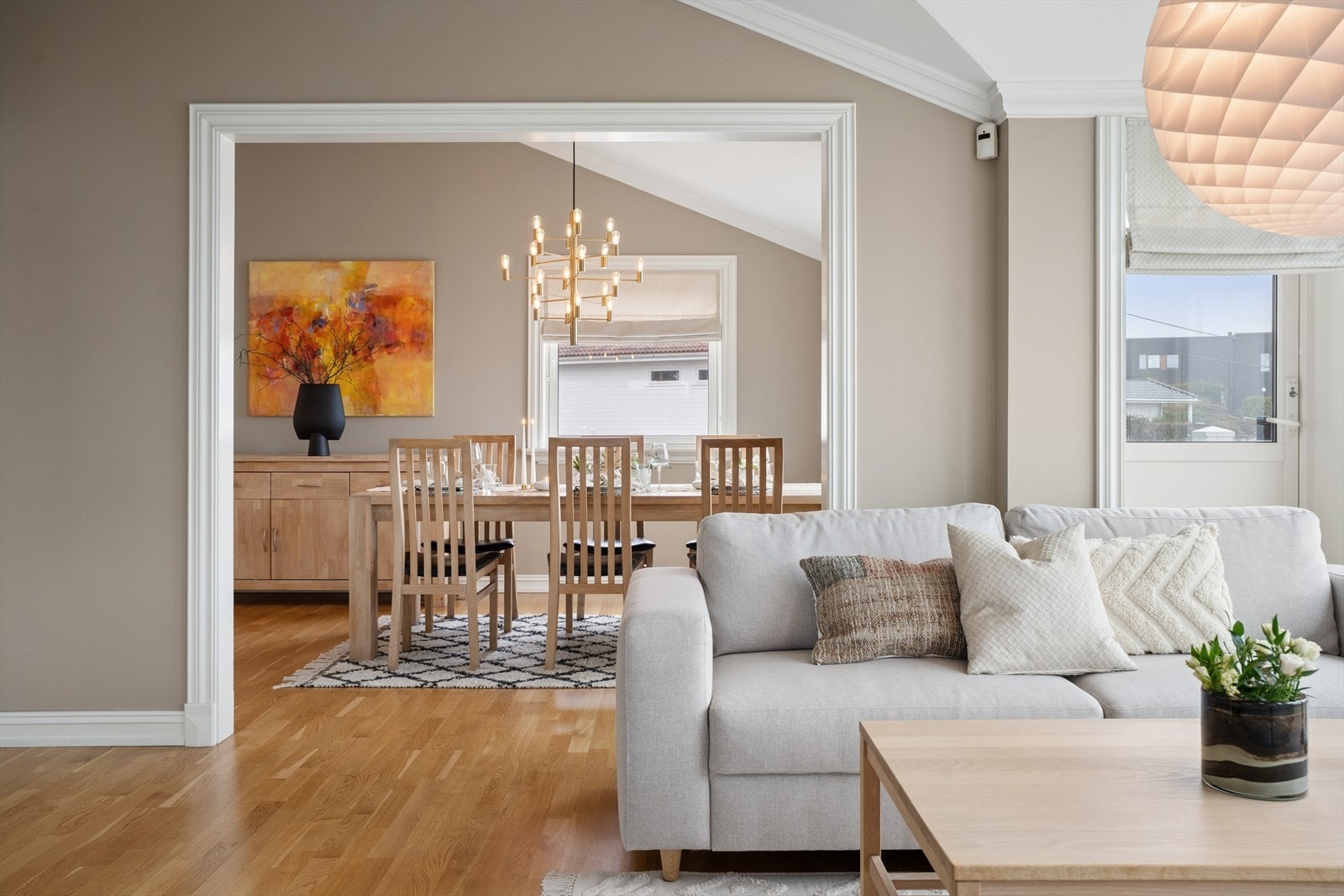 Veggene er malt i delikate fargetoner, og klassisk parkett på gulvet gir rommet en varm og innbydende karakter. Galleribilde