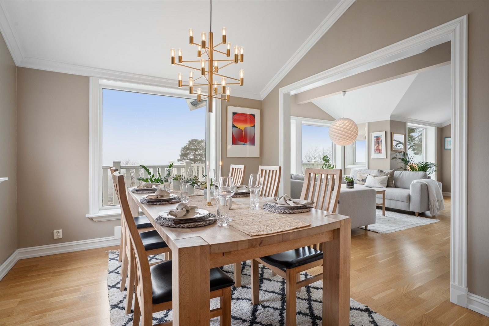 Stuen og kjøkkenet har store vindusflater som slipper rikelig med naturlig lys inn fra flere sider, og skaper en luftig og behagelig atmosfære. Galleribilde