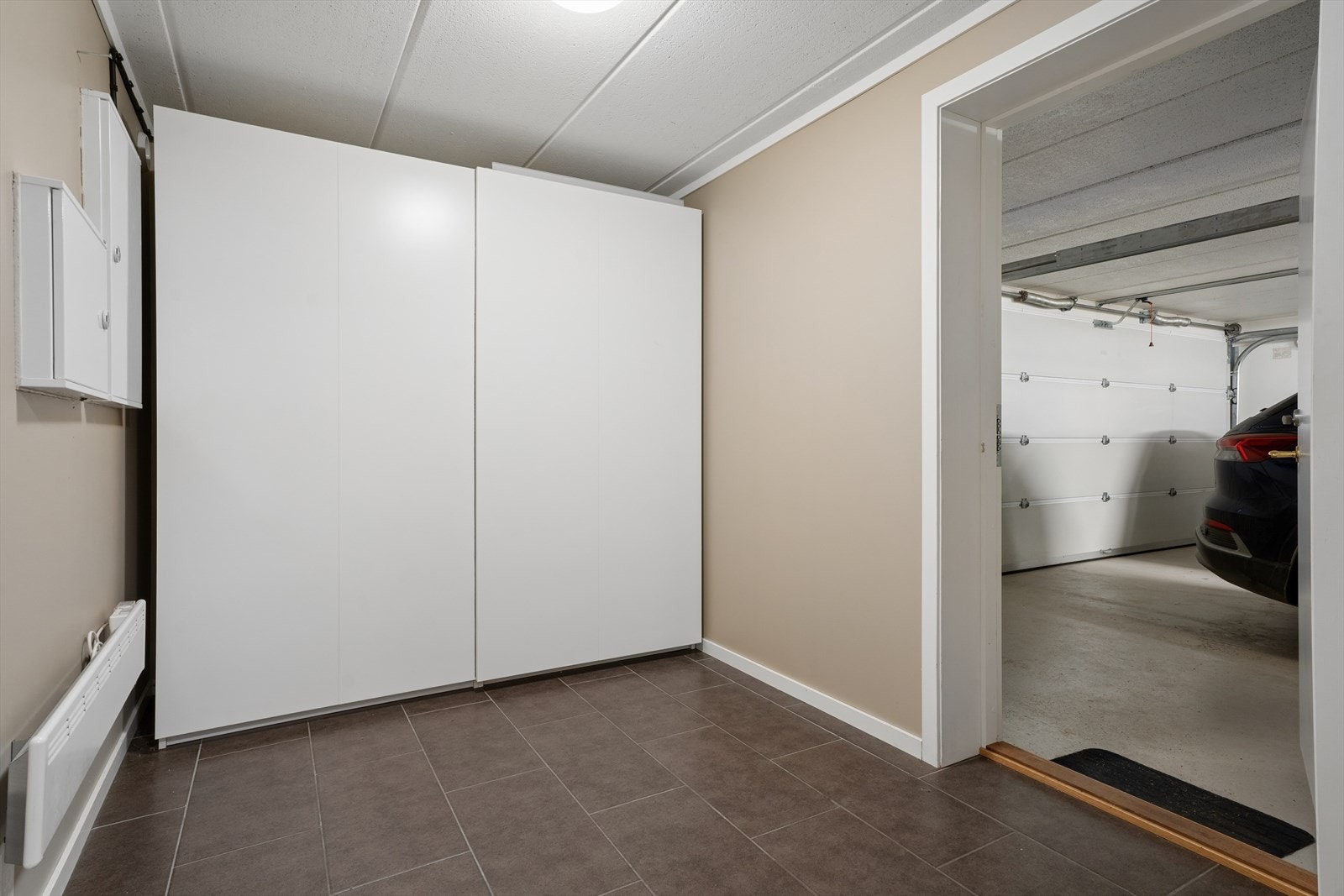 Parkering i dobbelgarasje med direkte adkomst til underetasjen. Galleribilde