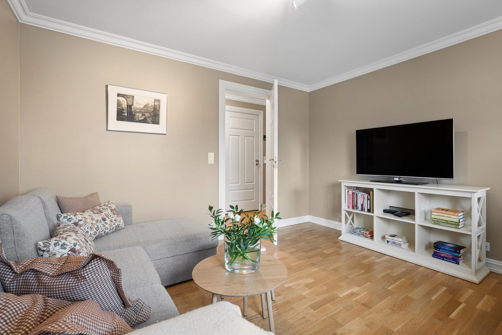 Stuen har god plass til TV-møblement, salong, stoler og puffer. Galleribilde