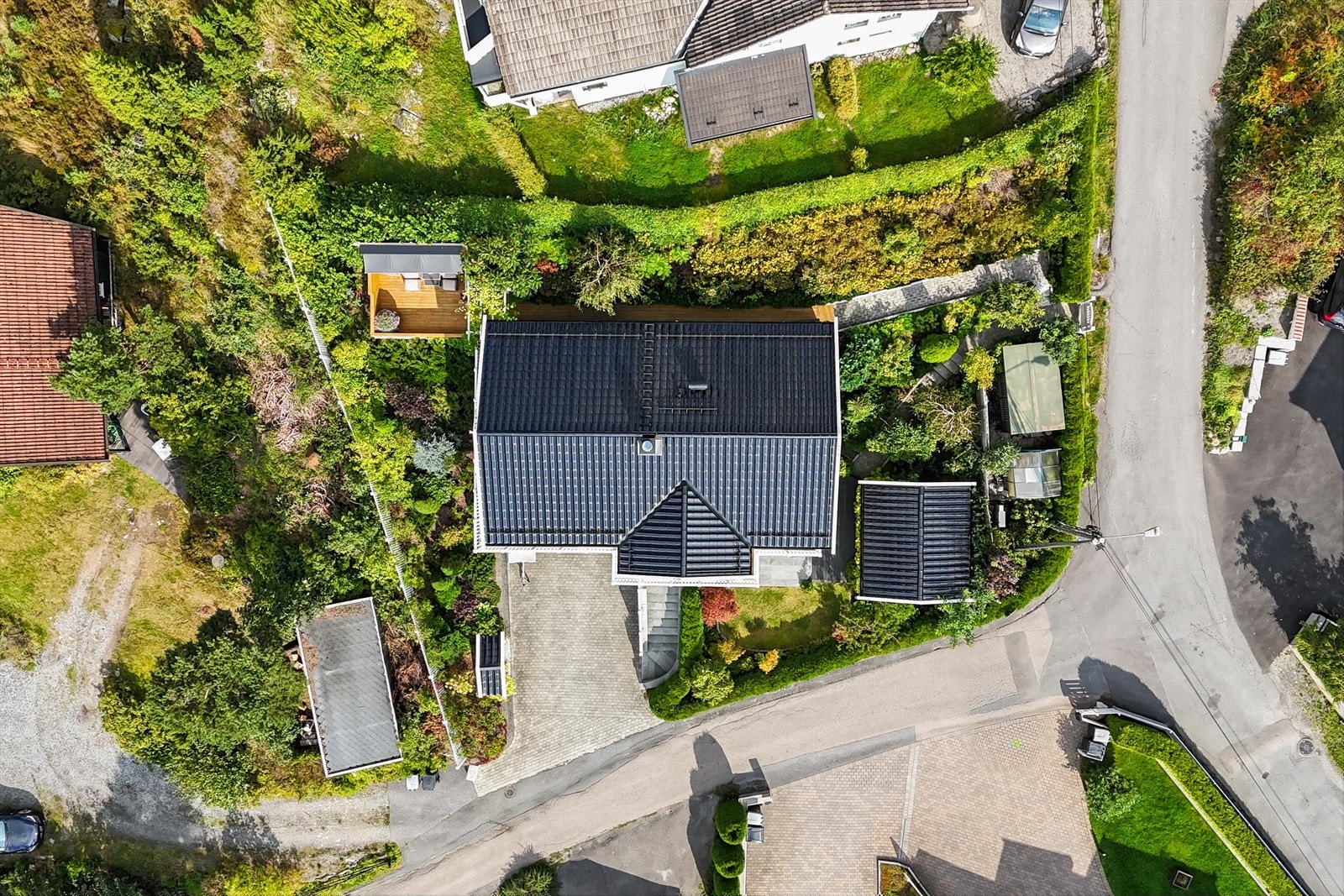 Dronebilde som viser tomten sett ovenfra - flott oversikt over eiendommens plassering og uteområder. Galleribilde