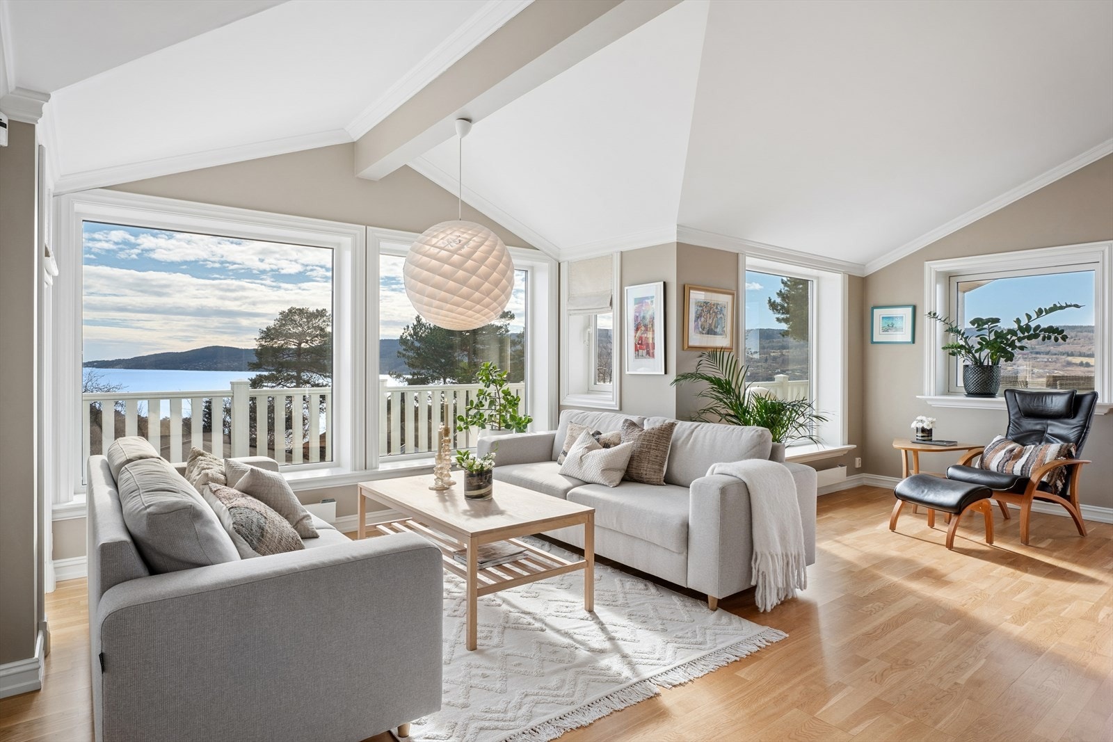 Velkommen til en innbydende, lys og romslig stue i delvis åpen løsning til et romslig kjøkken med spisestue. Galleribilde