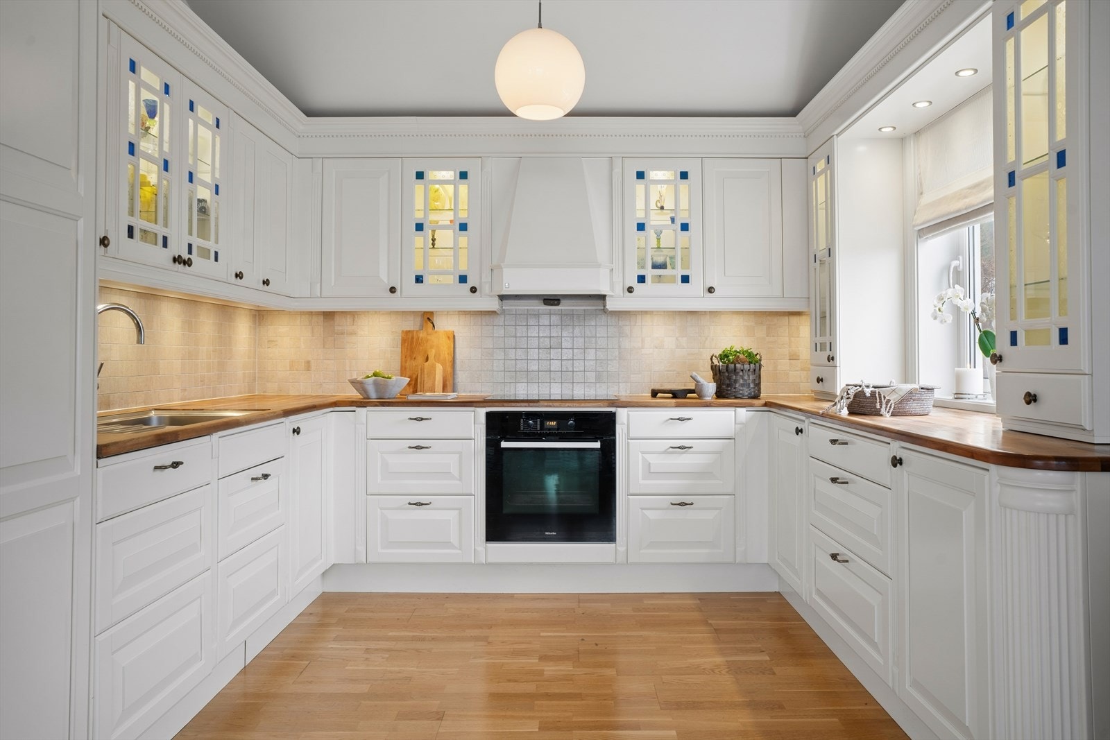 Innredningen er effektivt utformet i en funksjonell U-løsning som gir svært gode arbeidsflater. Galleribilde