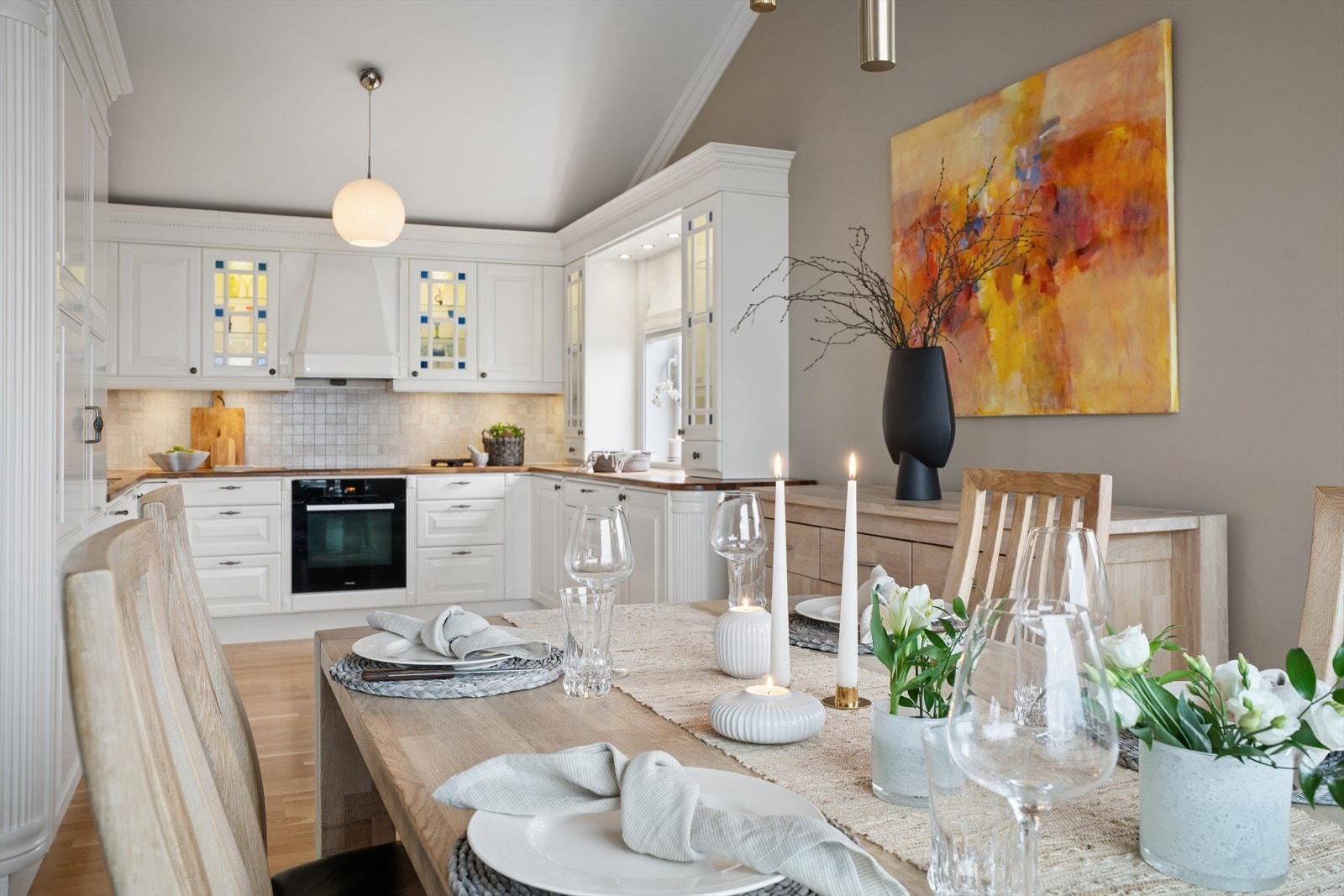 Kjøkkenet er et eksklusivt, plassbygget kjøkken fra Ballingslöv som fremstår både moderne og tidløst. Galleribilde