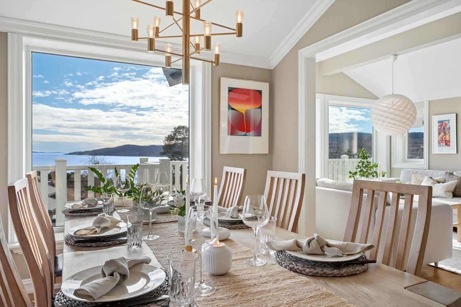 Vakker utsikt fra spisestuen - de store vinduene rammer inn fjordlandskapet og lar naturen bli en del av rommet. Galleribilde