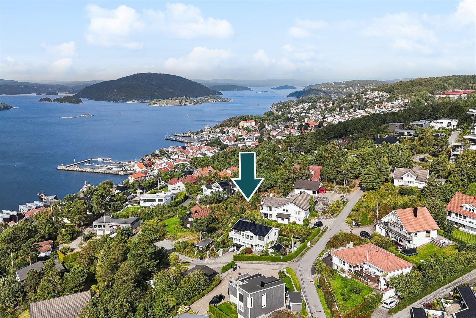 Eiendommen ligger i et rolig, attraktivt og meget barnevennlig boligområde på Sogsti i Drøbak, sørøst for Drøbak sentrum. Galleribilde