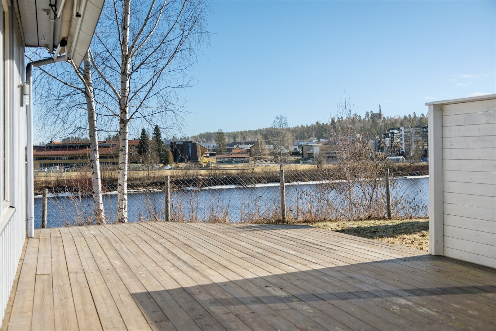 Stor terrasse med flott utsikt utover Glomma! Galleribilde