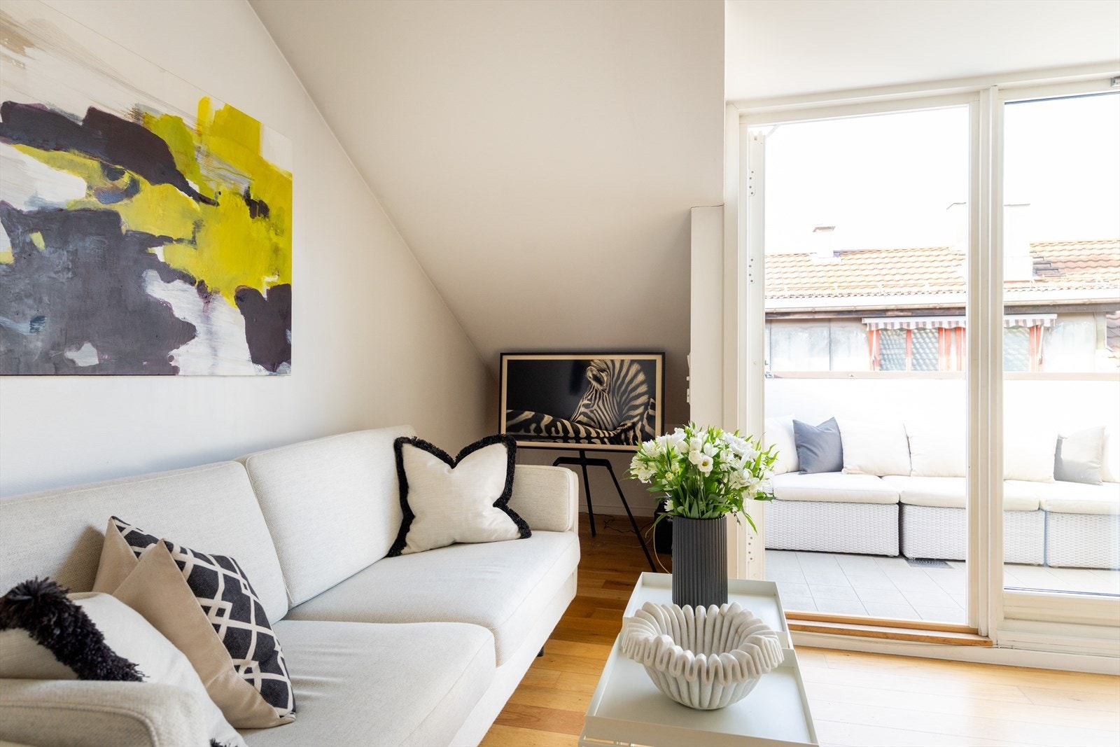 Stuen har plass til sofa, stuebord og tv Galleribilde