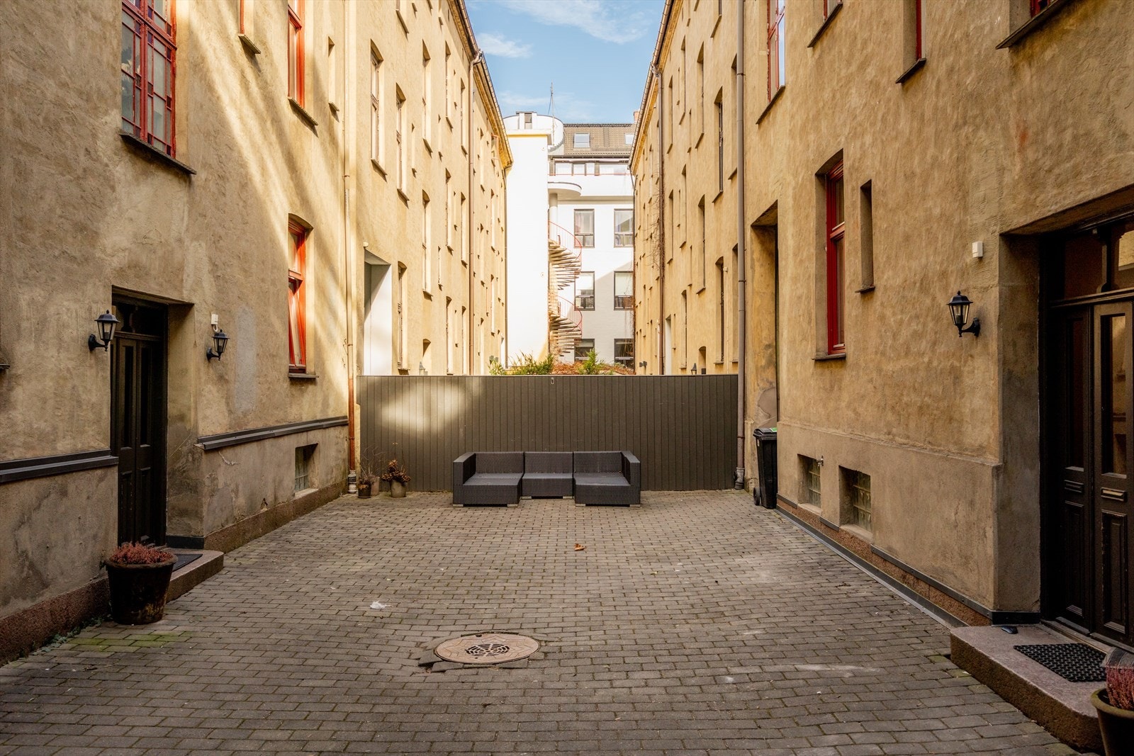 Bakgård med sittegruppe og sykkelstativ Galleribilde