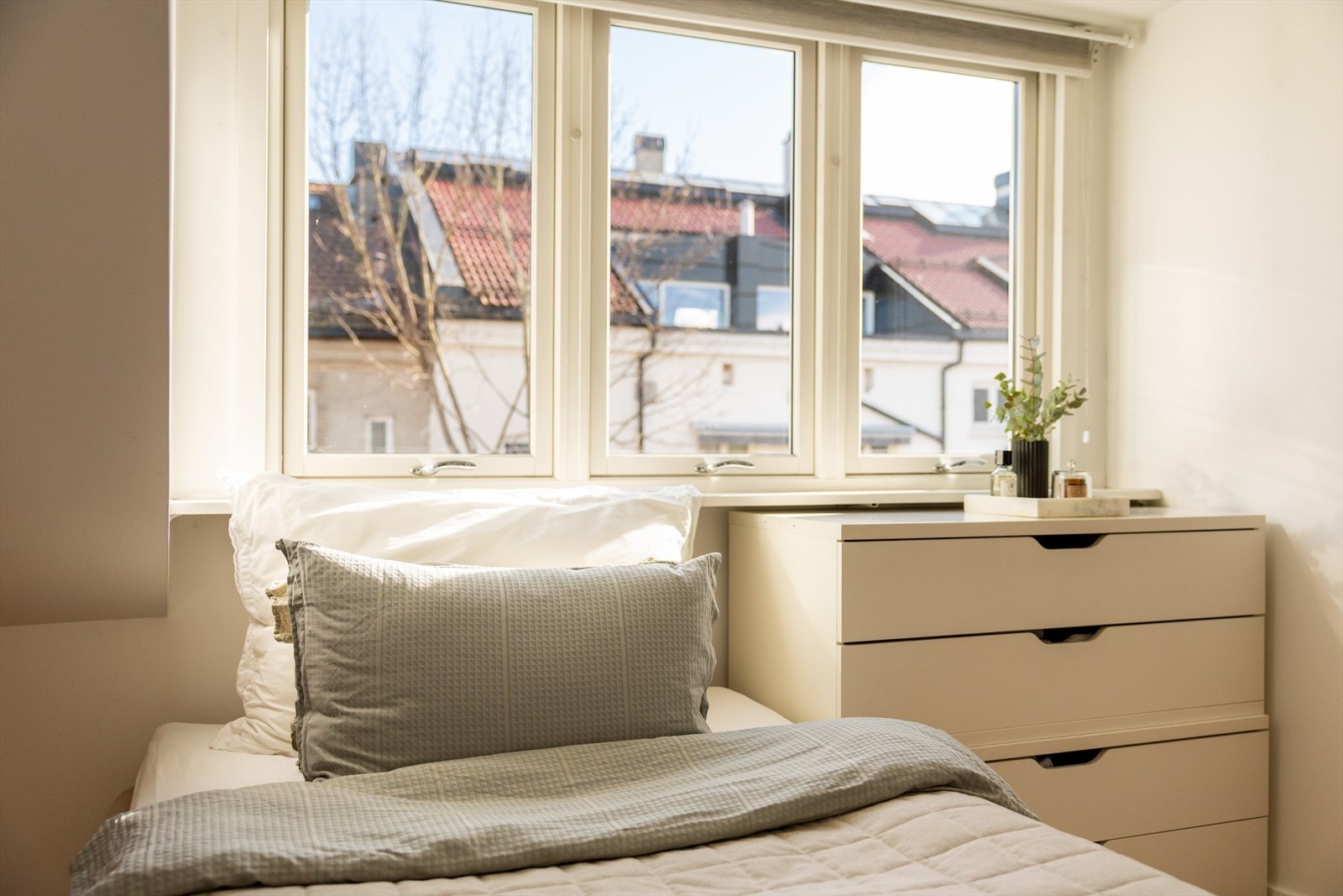 Det er god plass til seng og nattbord Galleribilde