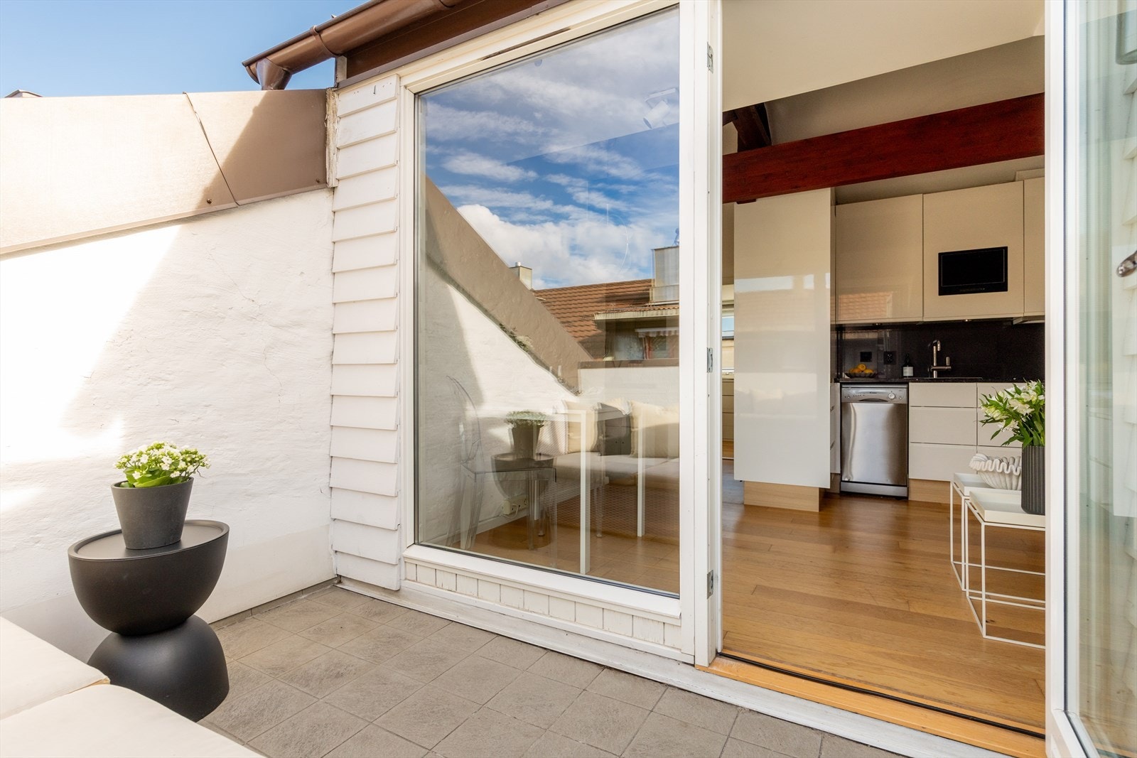 Takterrassen gir en fin forlengelse av oppholdsrommet i sommerhalvåret Galleribilde