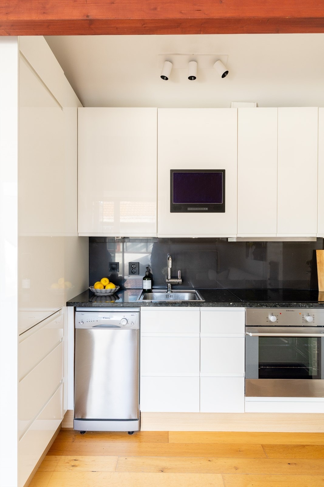 Innredningen består av platetopp, stekeovn, oppvaskmaskin og kjøle- og fryseskap Galleribilde