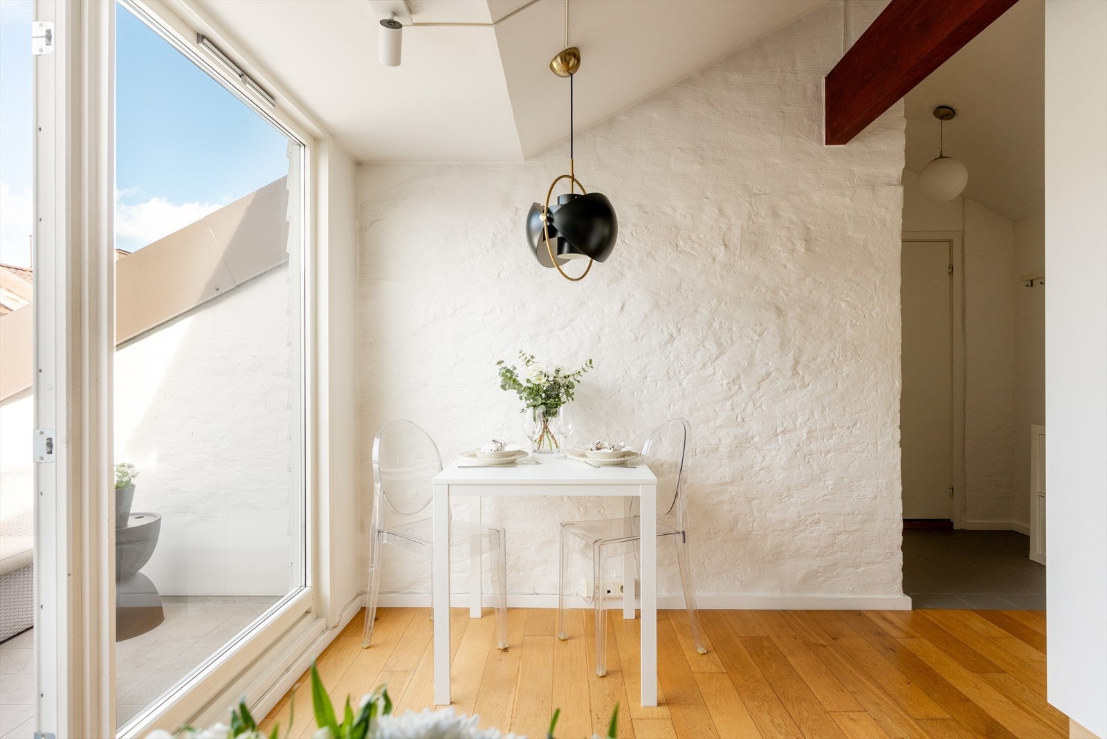 Koselig spiseplass med flott naturlig lys fra de store vindusflatene Galleribilde