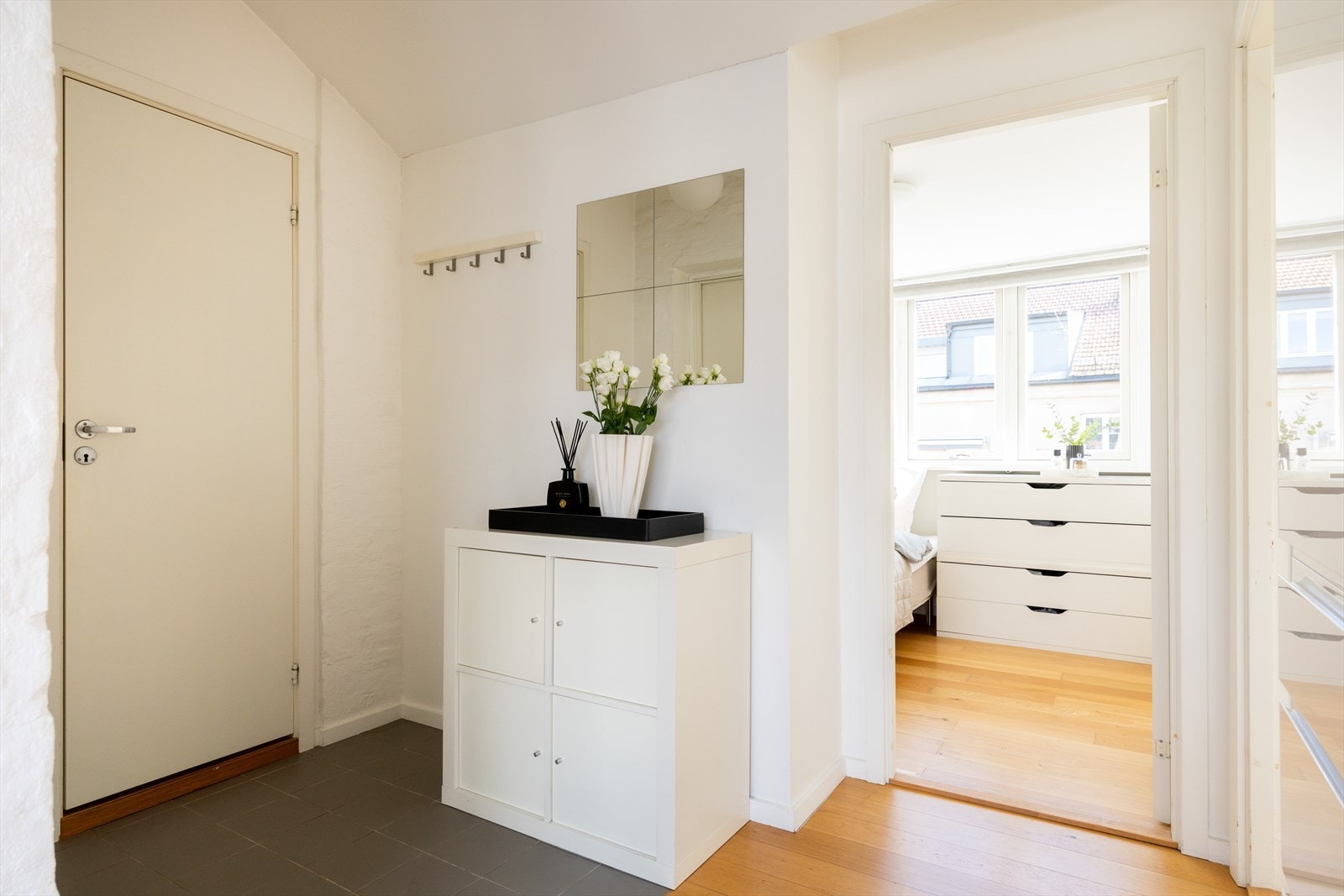 Her er det plass til oppbevaring av yttertøy og sko Galleribilde