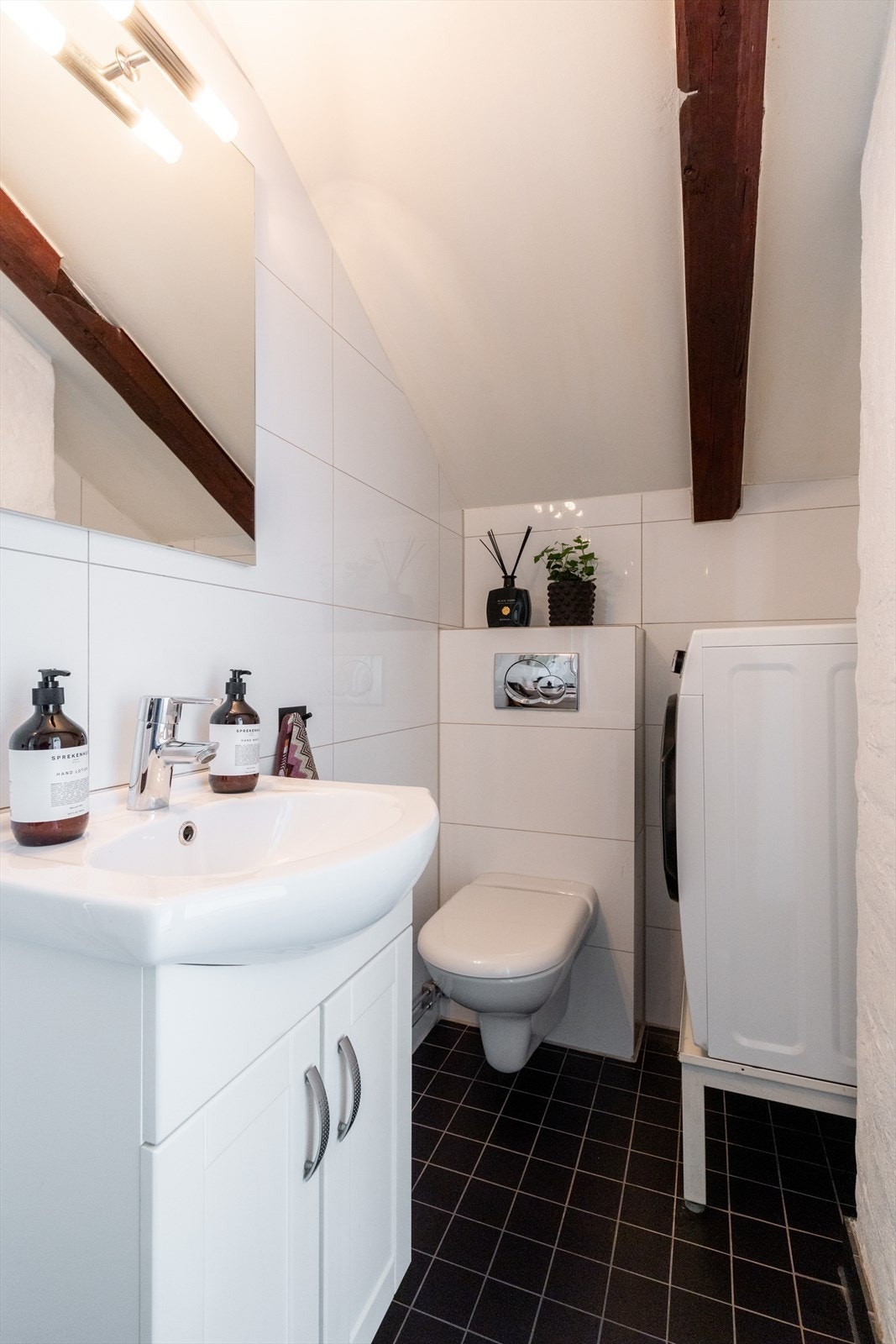 Det er opplegg for vaskemaskin og varmekabler i gulvet Galleribilde